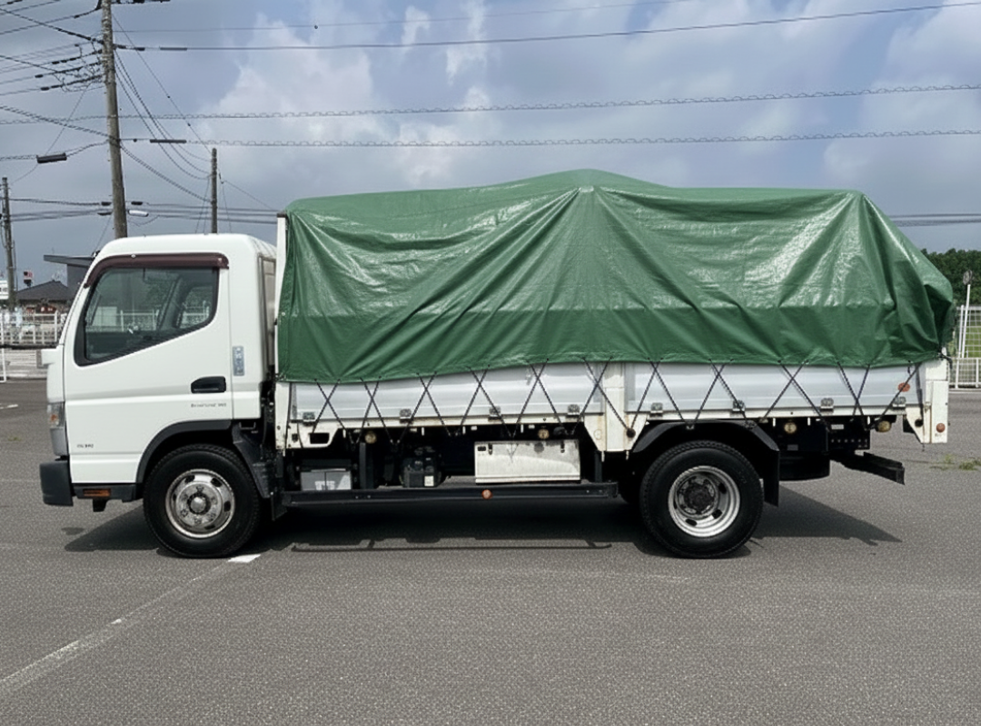 平ボディにトラックシートがかかっている